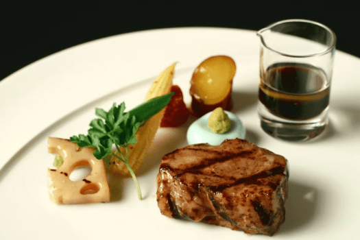 夕食イメージ｜お肉料理｜しっとりとやわらかな牛ヒレ肉に、ジャガイモとトリコを湯葉で包み込んだやさしい味わい。
カシス風味のソースがほんのりとした甘酸っぱさを添え、最後まで飽きずにお楽しみいただけます。