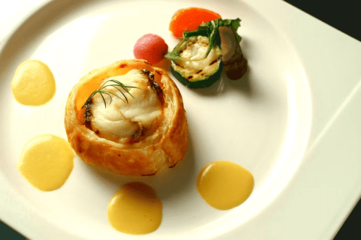 夕食イメージ｜お魚料理｜スズキと活車海老を使ったなめらかなクネルを、サクッと軽いパートフィローで包んで焼き上げました。
エストラゴンの香りを効かせたソースとともに、やさしく上品な味わいをお楽しみください。