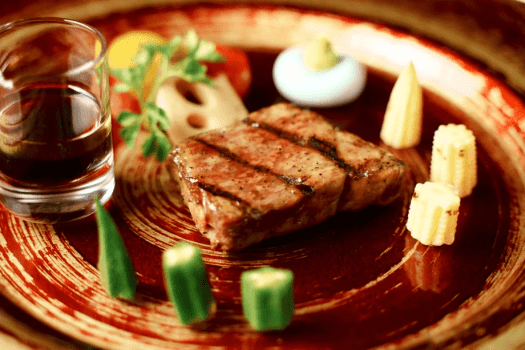夕食イメージ｜きめ細やかな肉質と上品な脂の甘み。高森和牛の魅力を味わう極上の一皿。