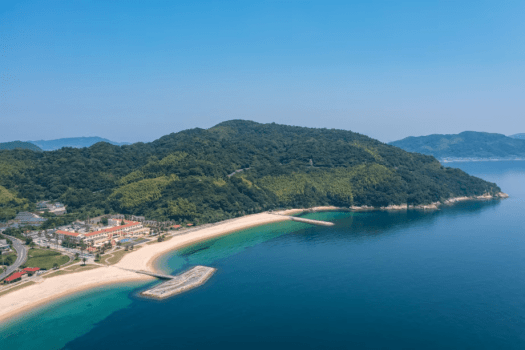 瀬戸内海を望む、マリッサリゾートの全景。青い海と白い砂浜に囲まれた、家族で楽しむリゾートステイ。