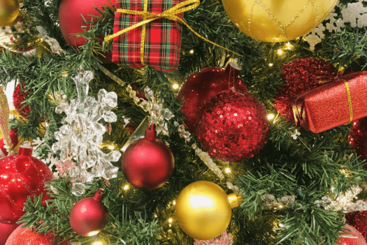クリスマスツリー｜館内を彩る華やかなクリスマスツリー。特別な季節を感じる、心ときめくひとときを。