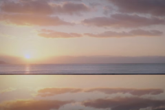 波音に包まれながら迎える、静かで穏やかな朝。瀬戸内から昇る朝日は、心を清め、新たな一年への希望を照らします。年末年始のご滞在にふさわしい、特別なひとときを＿