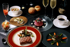 <至高フレンチコースイメージ 2025年10月・11月・12月>濃厚な旨味の山口県の希少銘牛 高森和牛を贅沢な逸品に仕上げました。お魚料理は、海の幸「アワビ」とシェフ特製のソースで。丁寧に時間をかけて完成された品々をお愉しみください。 <至高フレンチコースイメージ 2025年10月・11月・12月>濃厚な旨味の山口県の希少銘牛 高森和牛を贅沢な逸品に仕上げました。お魚料理は、海の幸「アワビ」とシェフ特製のソースで。丁寧に時間をかけて完成された品々をお愉しみください。