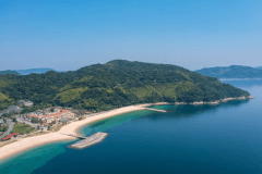 瀬戸内海を望む、マリッサリゾートの全景。青い海と白い砂浜に囲まれた、家族で楽しむリゾートステイ。 瀬戸内海を望む、マリッサリゾートの全景。青い海と白い砂浜に囲まれた、家族で楽しむリゾートステイ。