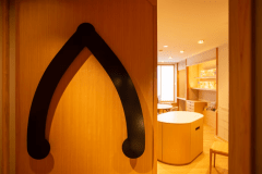 下駄をイメージしたドアを開けて室内へ・・・【白群】