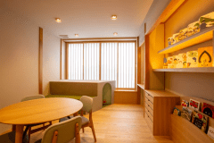 絵本作家「tuperatupera」さんとのコラボ客室【白群】。室内には絵本も豊富にご用意しました。