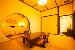 【二藍の間】モダンな書と坪庭が特徴の和洋室