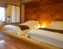 ツインルーム一例。大きなダイニングの窓からは雄大な自然を一望