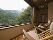 雄大な自然を仰ぐ絶景の客室。