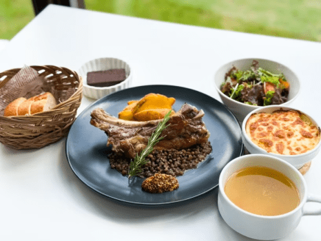 豚スペアリブのコンフィ　レンズ豆のソース添え