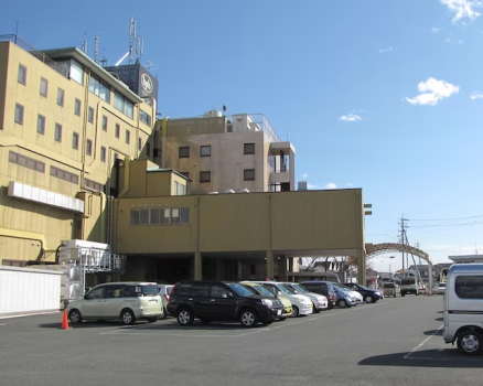 無料駐車場がございます。(大型バス・トラックの方には、有料の予約制スペースもございます。お電話でご確認下さい)