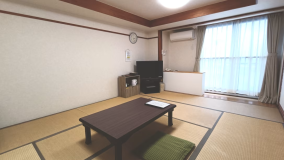 和室(10畳)。ユニットバス付き。おふとんはお客様で敷いていただきます