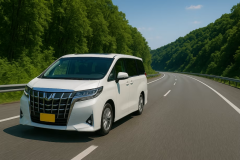 高速道路を疾走するお車のイメージ