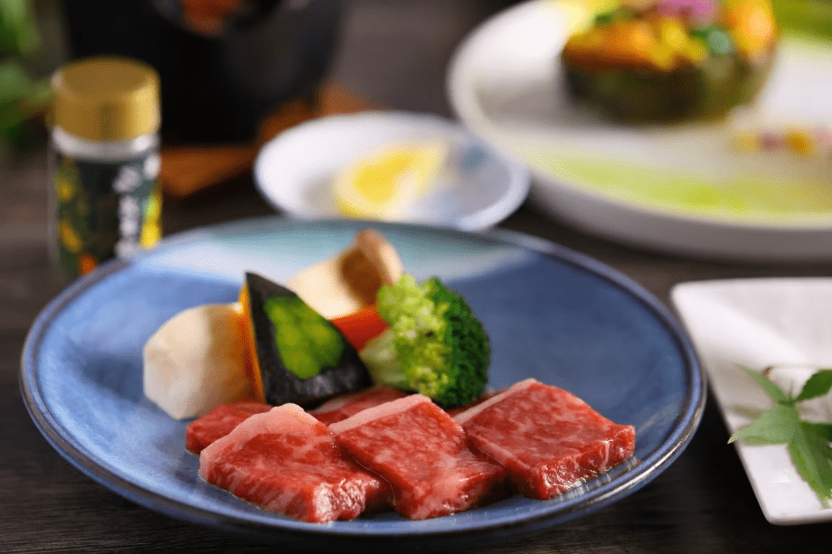 4月～10月は『和牛サーロインの陶板焼き』をご用意いたします