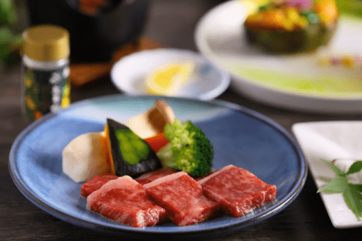 4月～10月は『和牛サーロインの陶板焼き』をご用意いたします