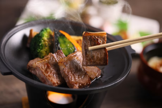 4月～10月は【和牛サーロインの陶板焼き】をご用意いたします。