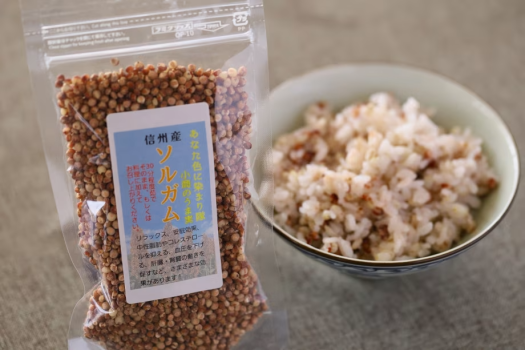 朝食のごはんには千曲市でとれた体に優しい信州産ソルガムを使用。もち麦とコシヒカリが入っております。