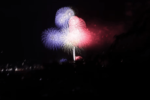 ≪大迫力の花火大会・8月7日限定≫夜空を彩る大輪の華を頭上に見上げる特別な夏・ワンドリンクサービス・特選和牛会席を陶板焼きで堪能♪