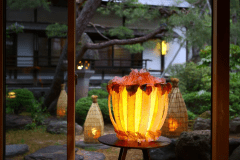 入り口でお出迎えする、オレンジ色の大きなランプシェード