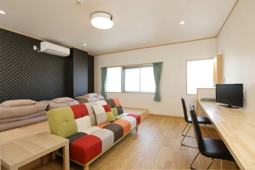 最大4名様までご利用可能です。リニューアルで、テレビをプロジェクターにチェンジ！大画面で映画や映像を楽しめるようになりました！