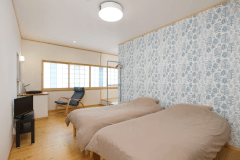 湯kori唯一のベッドタイプのお部屋です。リニューアルで、テレビをプロジェクターにチェンジ！大画面で映画や映像を楽しめるようになりました！