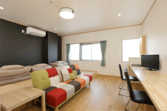 最大4名様までご利用可能です。リニューアルで、テレビをプロジェクターにチェンジ！大画面で映画や映像を楽しめるようになりました！