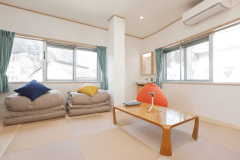 大きなヨギボーが自慢のお部屋！ゆったり包み込まれるような座り心地で、リラックスしたひとときをお楽しみください♪