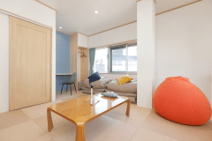 最大３名様までご利用可能です。リニューアルにより、天井付けのプロジェクターを完備。映画や動画コンテンツも快適にお楽しみいただけます。