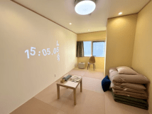 プロジェクター付きのお部屋です。お部屋の壁にプロジェクターを投影できるので、映画や動画を大画面で楽しむことができます。