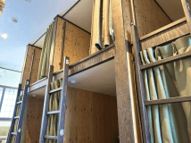 ドミトリー、上の穴蔵にはハシゴを登っていきます。まるで秘密基地に入るようなワクワク感！