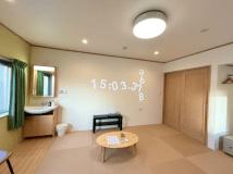 お部屋の壁にプロジェクターを投影できるので、映画や動画を大画面で楽しむ贅沢なひとときをお過ごしいただけます。