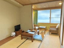 テレビ付きの和室のお部屋で、ゆったりとお過ごしいただけます。