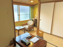 広縁にはテーブルと椅子があり、作業にも最適な和室のお部屋です。