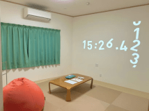 最大3名様までご利用可能です！お部屋の壁にプロジェクターを投影できるので、映画や動画を大画面で楽しむことができます♪