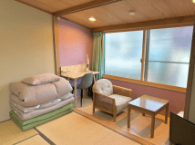 広縁にはテーブルと椅子があり、作業にも最適な和室のお部屋です。