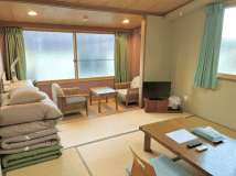 最大3名様までご利用可能な、テレビ付きのお部屋でゆったりとおくつろぎいただけます。