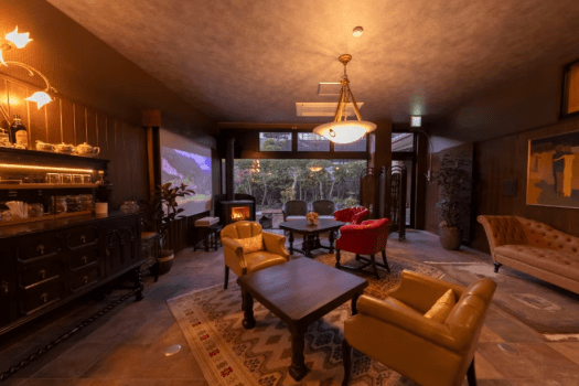 【ラウンジ】薪ストーブの炎を眺めながらゆったりとしたひとときをお楽しみいただけます