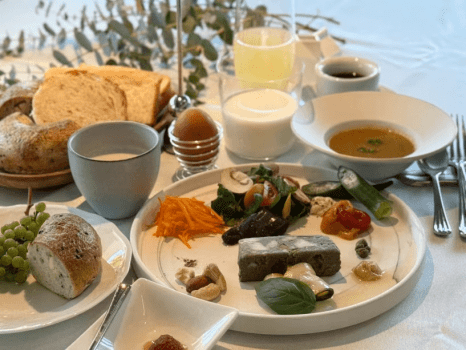 シェフ特製のシャルキュトリーと新鮮地野菜、ポタージュ、岡山産のフルーツなど、体が喜ぶ朝ご飯