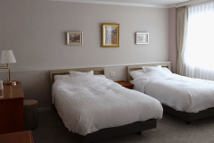 【280号室パリスロンシャン】ゆったりとした大きなリビングセットが魅力のフレンチスタイル風スーペリアルーム