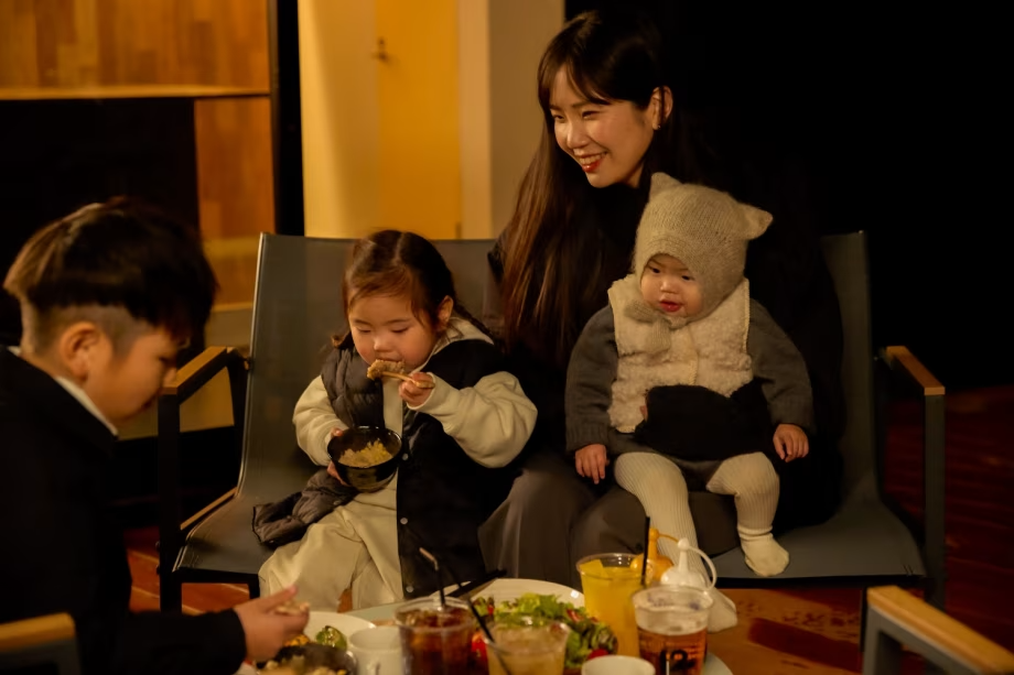 夕暮れのテラスには炭火グリルとローテーブルを設置。鹿嶋産野菜と特選豚のBBQを目の前で焼き、お子様にはキッズメニューをご用意。雨天時はキッチン棟で室内ダイニングへ振替可。センシングサウナで温まった後、家族全員でソファに腰掛け星空を眺めながら団らん。お子様の初めてのグランピングでも安心。（お子様のメニューや雨天時のBBQの変更は事前にお申し付け下さいませ。）