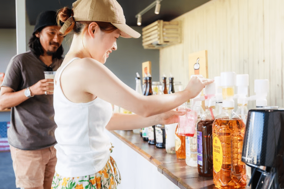 オールインクルーシブプランなら、滞在中のソフトドリンクとアルコールが飲み放題！ラウンジ棟からお好きなドリンクをお部屋へ自由に持ち込み、時間を気にせずリラックスした滞在をお楽しみください。