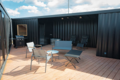 各棟に備わるプライベートテラスは、全天候型BBQグリルとアウトドアソファ、リクライニングチェアを完備。個室サウナで火照った身体を潮風でクールダウンしながら、鹿嶋の青空と星空を独占できます。床はウッドデッキ仕様で素足でも快適。間接照明付きで、夜は最高のバーベキューを堪能。朝ヨガやワーケーションにも最適な多目的空間を今すぐ予約で体験しよう。