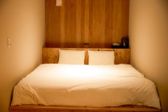 木目が美しい落ち着くGlambase客室は、天然木に囲まれたダブルベッド。高反発マットレスと上質リネンが深い眠りを約束し、センシングサウナ後の身体を優しく包み込む。カシマスタジアム観戦や鹿島神宮参拝、ワーケーション滞在の拠点に最適。心地よい眠りで翌朝リセット。もちろんWi‑FiやUSB電源も完備しております。