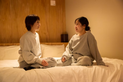 鹿嶋の貸切グランピング施設No.12 Kashima Fan Zoneのダブルベッドで、“ととのい”後のパジャマ女子旅を満喫するゲスト。木の温もりと間接照明に包まれた客室で夜更かしトークが弾む。サウナで温まった体を高級リネンがやさしく包み、翌朝は地元食材の朝食でリセット。カシマスタジアム観戦や鹿島神宮参拝、ワーケーション滞在の拠点にも便利。SNS映え確実な癒やし旅を今すぐ予約。女子会にもおすすめ。