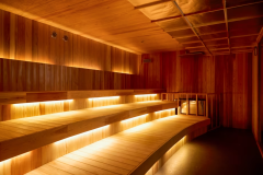 三段に広がるLED間接照明の高温サウナ〈騒‑SOU‑〉は、最大22名収容のゆとり設計。ロウリュストーブの強烈な熱と檜の香りが全身を包み、段差ごとに異なる熱感を楽しめます。センシングシステムが室温を自動制御するため、初心者から上級者まで安全に“ととのい”を体験可能。スポーツ観戦後の疲労回復はもちろん、仲間とのグループ滞在にも最適。水風呂・外気浴デッキと組み合わせ、心拍を整えながら究極のリカバリーを。