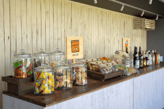 24時間利用可能なオールインクルーシブラウンジ。缶ドリンクや各種リキュール、アイス、駄菓子をご自由にお楽しみいただけます。サウナ後の一杯や仲間との語らいの場としてご利用ください。深夜帯は周囲へのご配慮をお願いしておりますが、時間を気にせずゆったりとお過ごしいただけます。