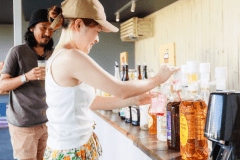 オールインクルーシブプランなら、滞在中のソフトドリンクとアルコールが飲み放題!ラウンジ棟からお好きなドリンクをお部屋へ自由に持ち込み、時間を気にせずリラックスした滞在をお楽しみください。 オールインクルーシブプランなら、滞在中のソフトドリンクとアルコールが飲み放題!ラウンジ棟からお好きなドリンクをお部屋へ自由に持ち込み、時間を気にせずリラックスした滞在をお楽しみください。