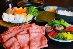 【夕食】茨城県産ブランド常陸牛のすき焼き＆手巻き寿司セット。きめ細やかな霜降りと芳醇な旨味が自慢の「常陸牛」をこだわりの割下でいただく大満足のすき焼きに、お好きなネタを自分で巻いて楽しめる豪華な手巻き寿司、シメのうどんまで一度に味わえる贅沢なプレミアムプランです。特別な日のディナーにぜひご堪能ください。（※仕入れ状況によりメニューが変更になる場合がございます）