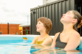 平日11:00〜14:00は、サウナもプールもラウンジも女性限定オープン。男性の入館を制限し、やわらかな照明とアロマの香りで満たした空間を独占。周りの視線を気にせず、自分のペースで “ととのいループ” を楽しめます。ランチ前にひと汗かくもよし、午後のリセットタイムに身をゆだねるもよし。No.12 Kashima Fan Zone が贈る “私だけの 3 時間”お楽しみ下さい！