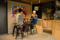 カフェ＆バーは、サウナ後にクラフトドリンクを楽しめる隠れ家ラウンジ。ポップアートが映えるコンクリ壁と無垢カウンターのインダストリアル空間で、鹿嶋クラフトビールやサウナドリンクを片手にクールダウン。無料Wi‑Fiとハイスツール完備で、仲間との談笑はもちろんワーケーションのブレイクスポットにも最適。